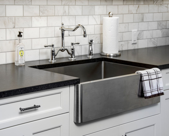 9 Rock Solid Farmhouse Sink Designs, Farmhouse Sink With Granite Counters
